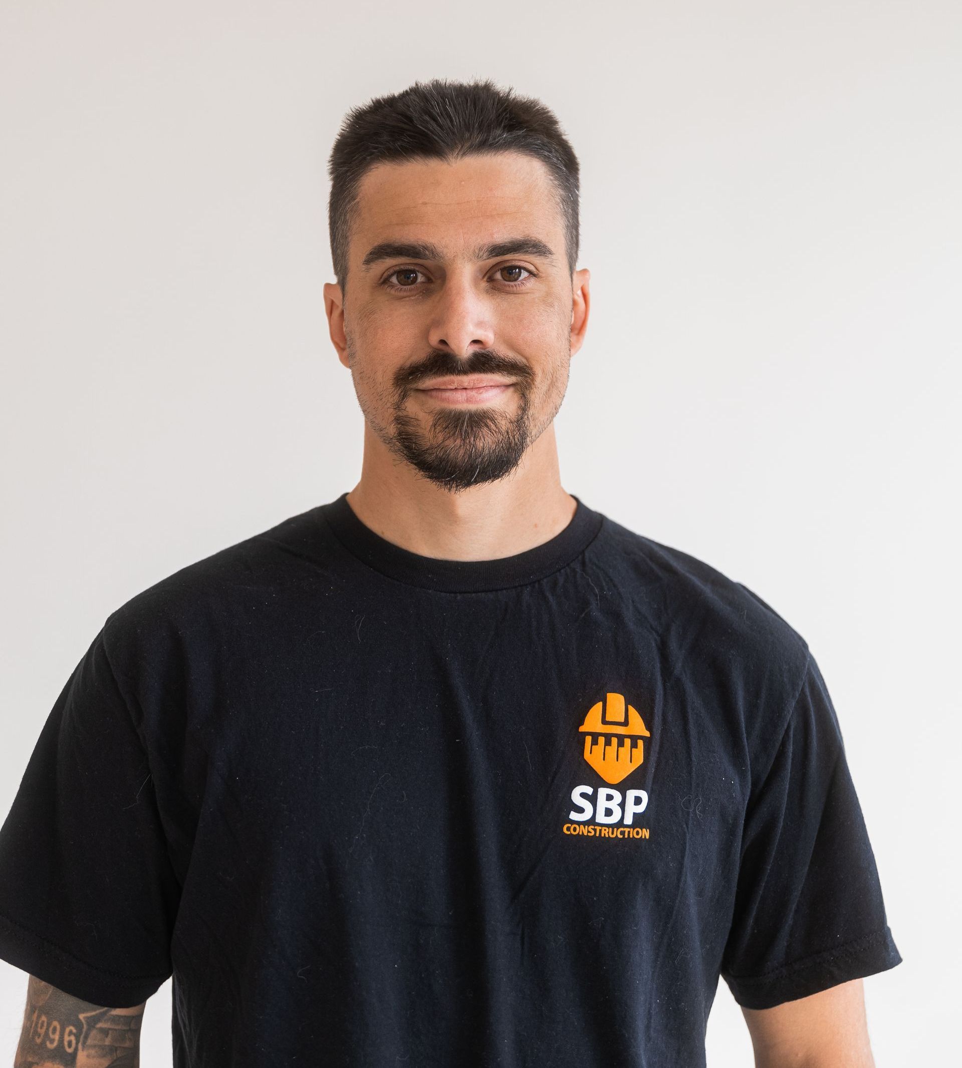 Une icône blanche d'une personne sans visage sur fond gris.