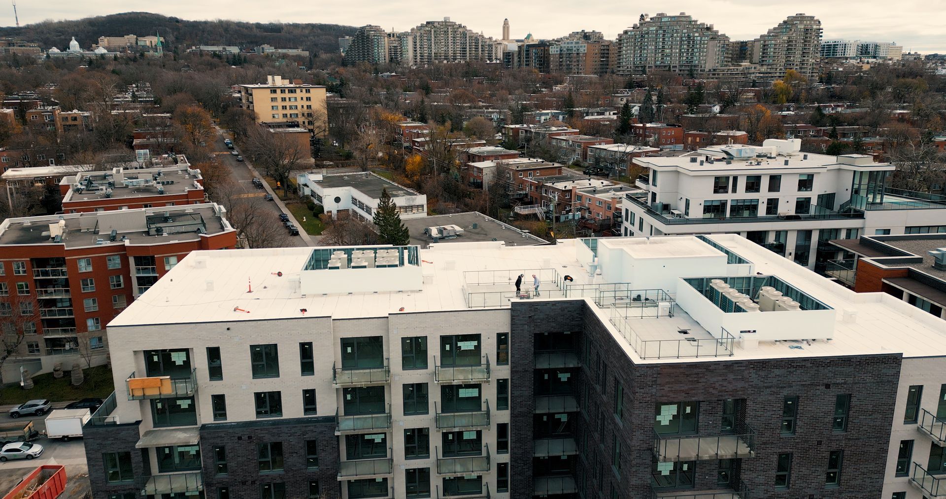 Une cuisine avec des appareils en acier inoxydable, un évier et une cuisinière.