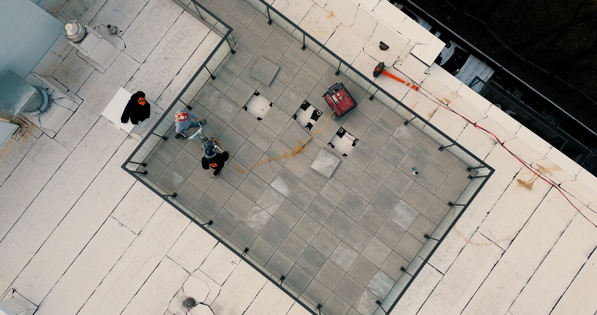 Une vue aérienne de personnes debout sur un toit