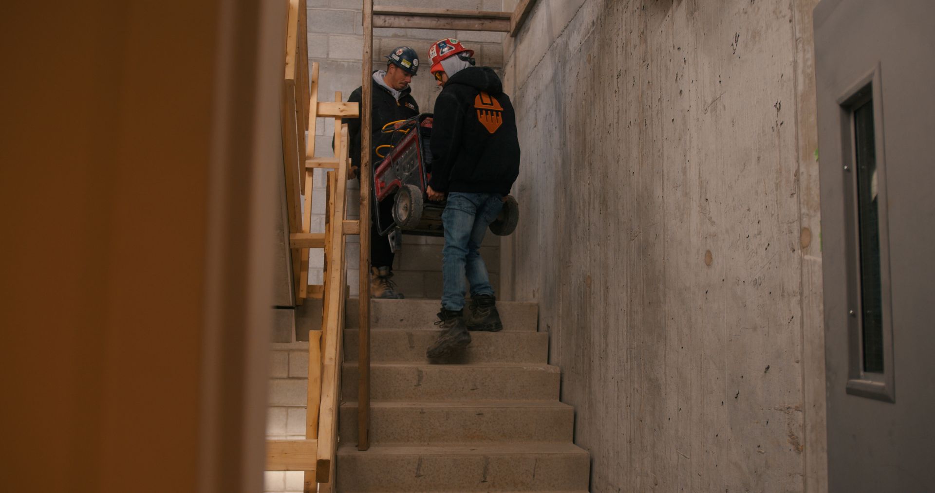 Une salle de bain avec WC, lavabo, miroir et douche à l'italienne.