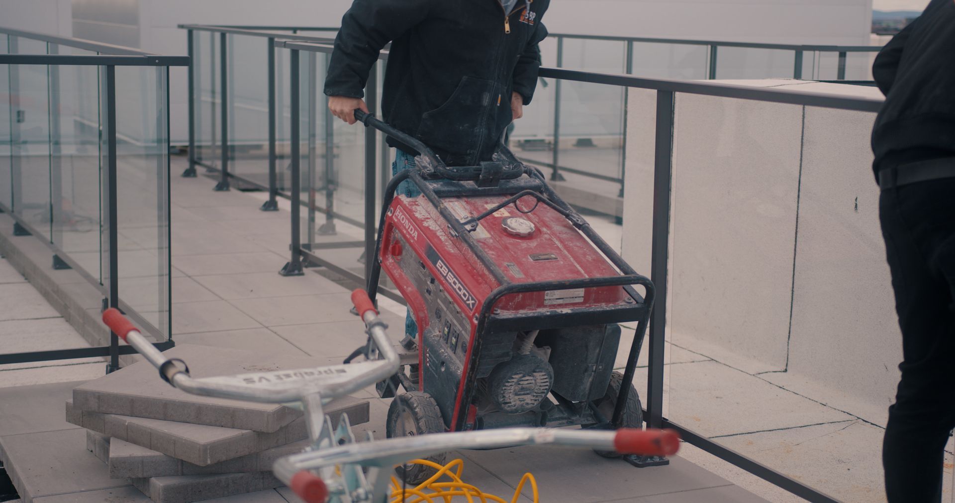 Une cuisine avec des appareils en acier inoxydable, un évier et une cuisinière.