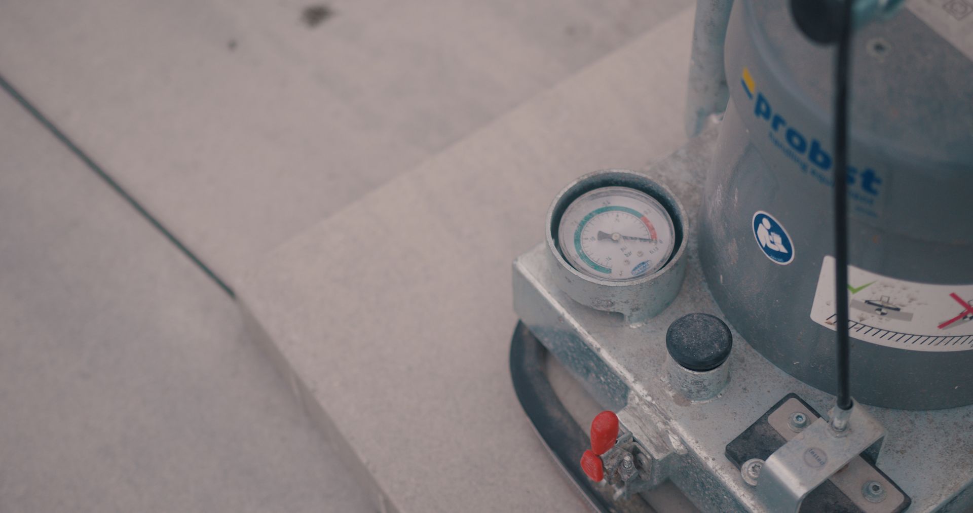 Un gros plan d'une machine avec une jauge dessus.