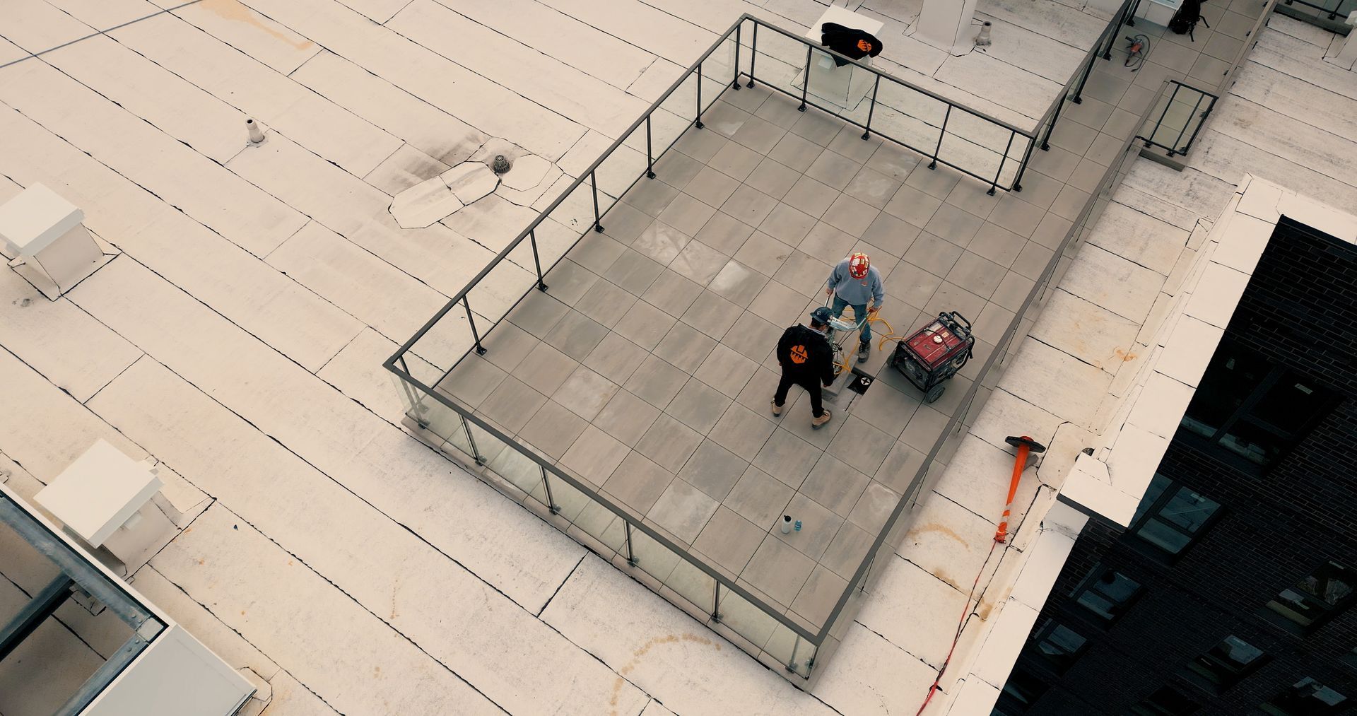 Un groupe de personnes debout sur un toit