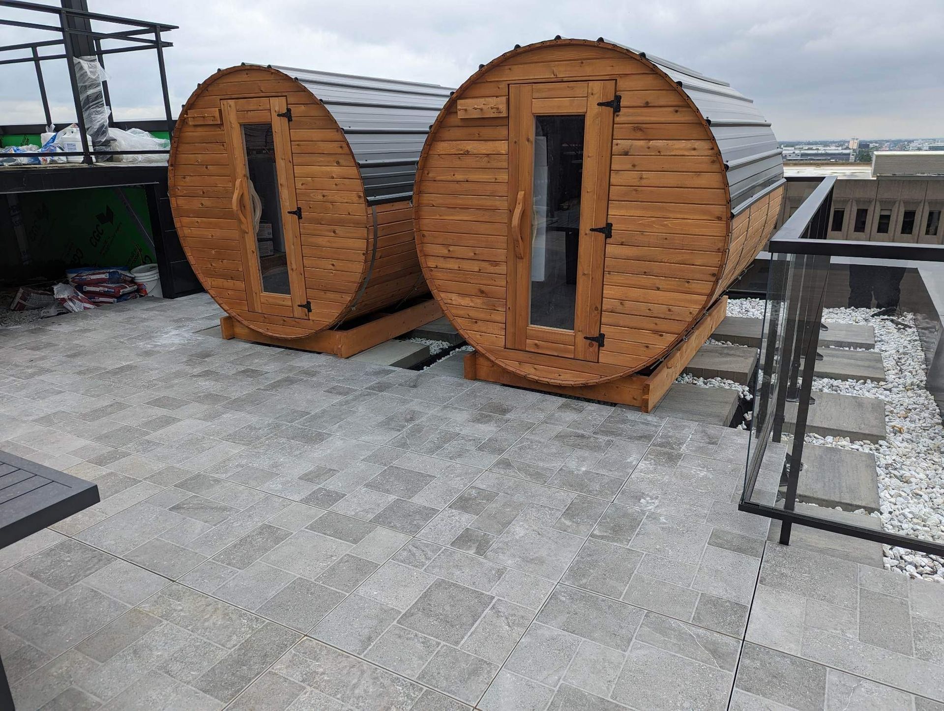 Une salle de bain avec WC, lavabo, miroir et douche à l'italienne.