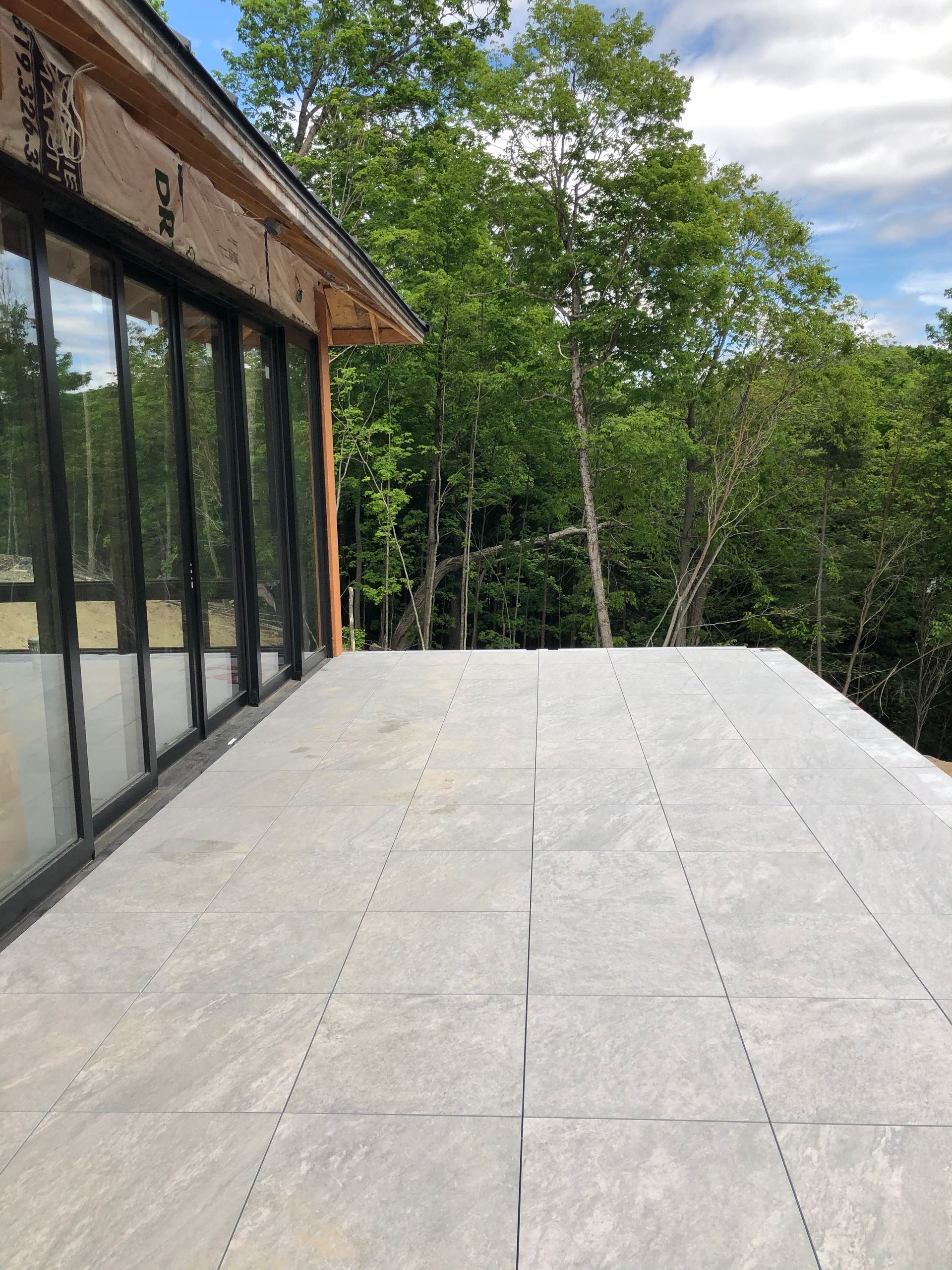 Une cuisine avec des appareils en acier inoxydable, un évier et une cuisinière.