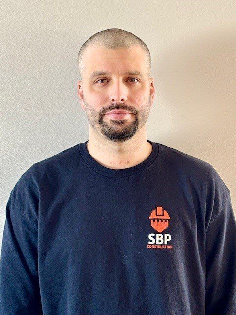 Une icône blanche d'une personne sans visage sur fond gris.