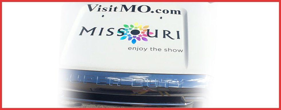 A sign that says visit mo.com missouri on it