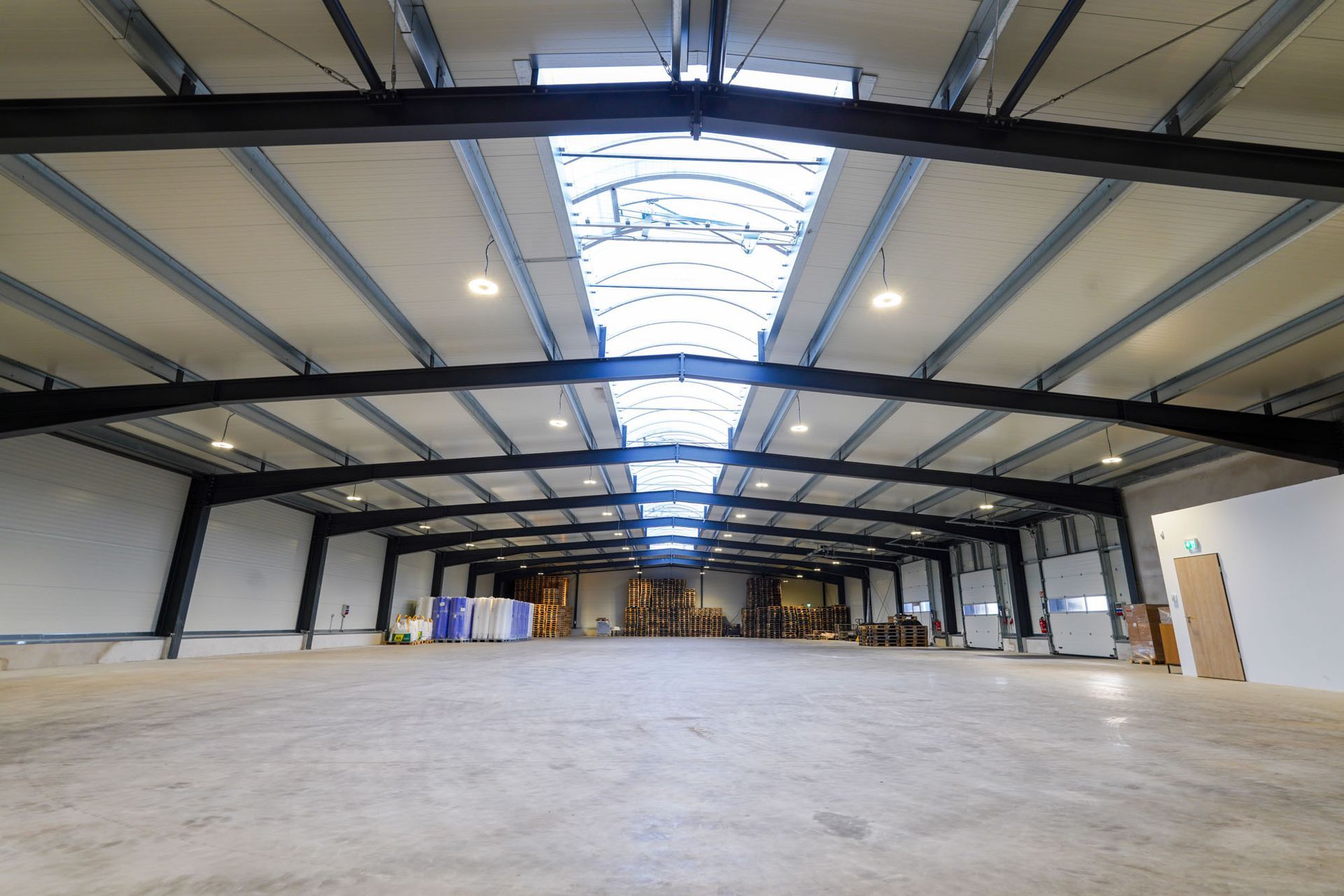 Ein leeres Lagerhaus mit einem Oberlicht in der Decke