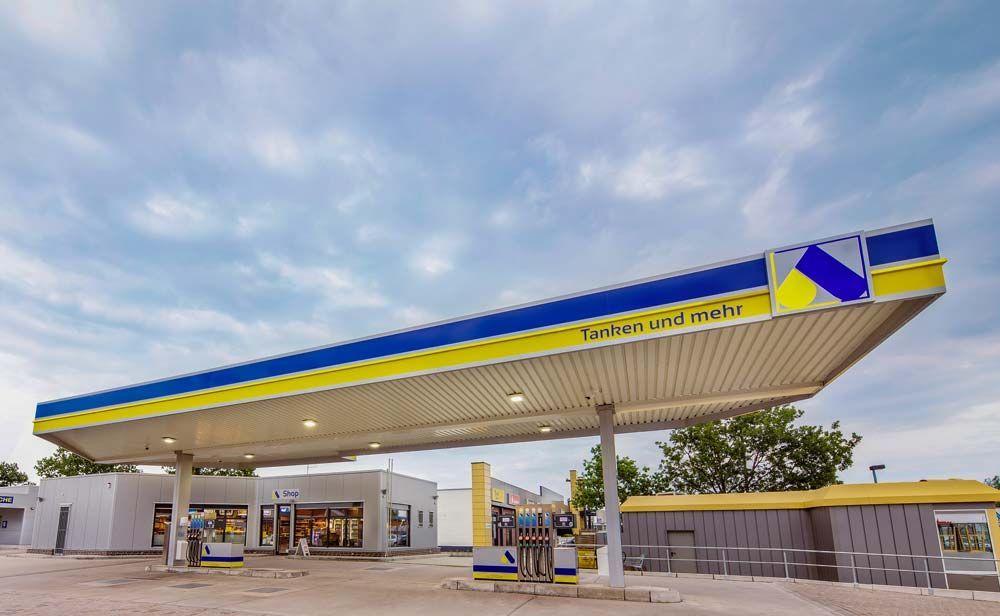 Eine Tankstelle mit einem blau-gelben Dach