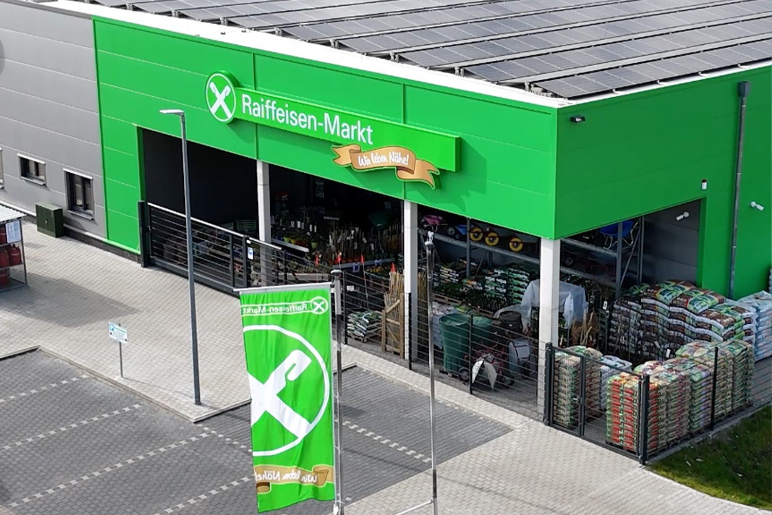 Eine Luftaufnahme eines umweltfreundlichen Gebäudes mit Solarmodulen auf dem Dach.