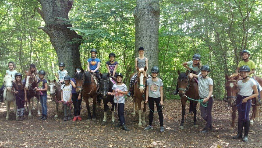 children horse riding