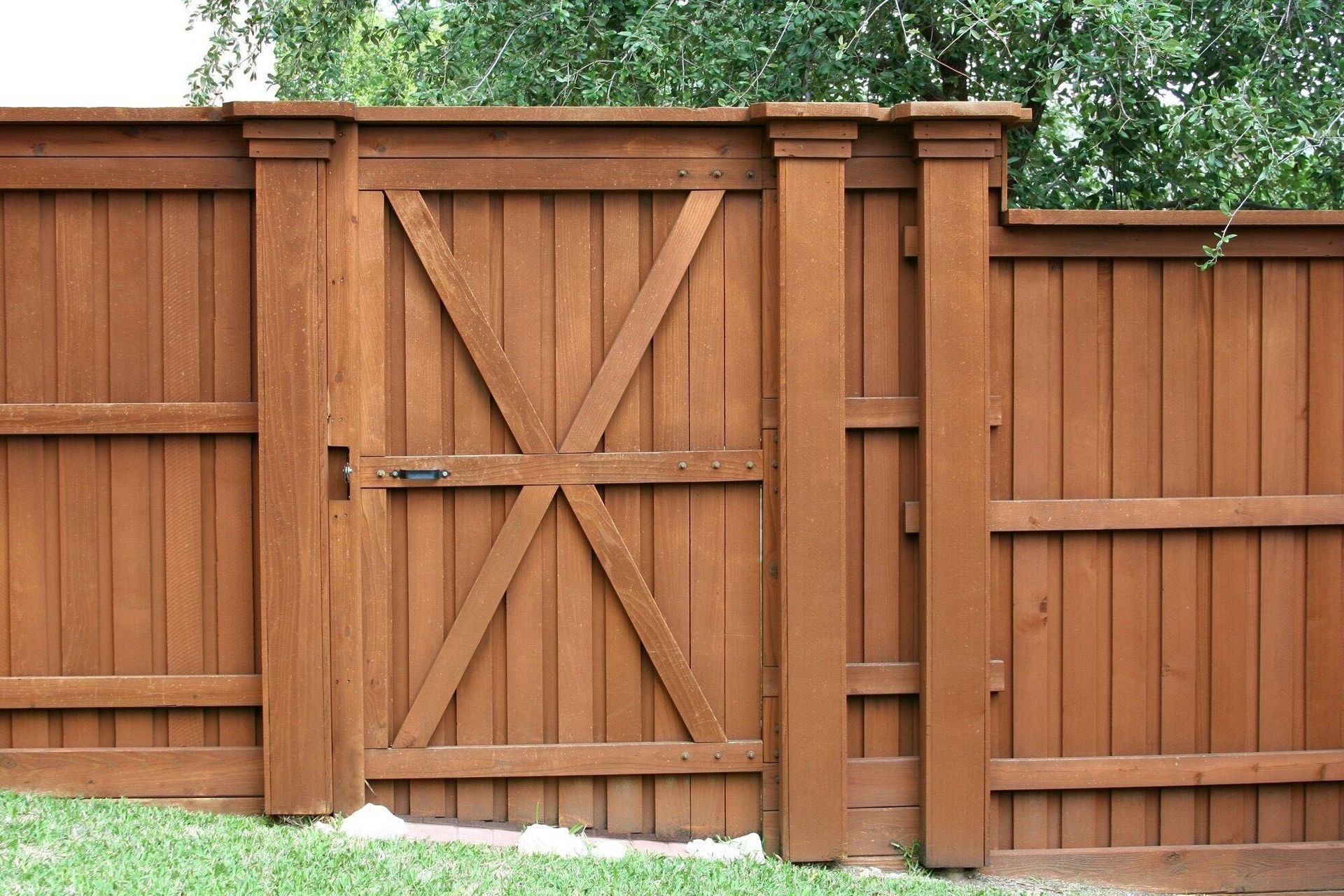 Modern wood fence - privacy and style for your yard