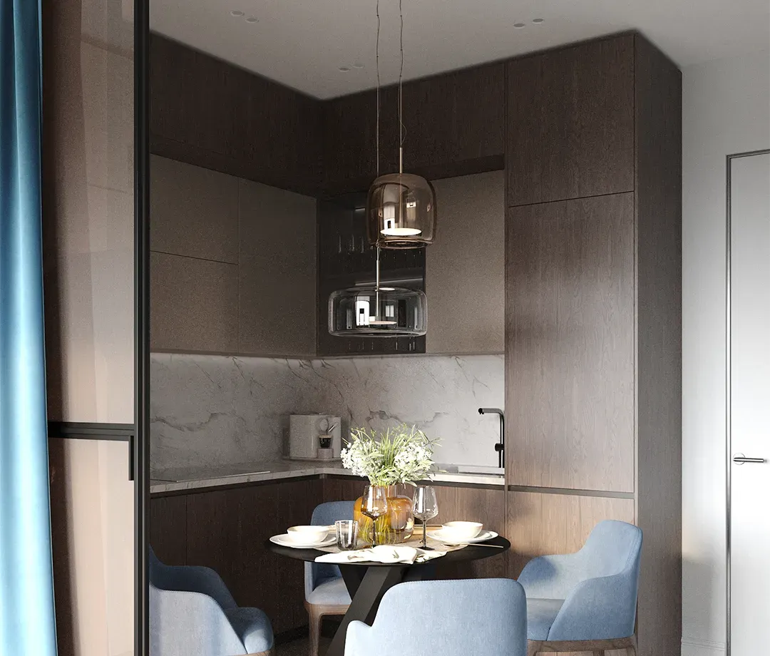 Piccola cucina con tavolo da pranzo e sedie. Mobili scuri e sedie azzurre con luci sospese.