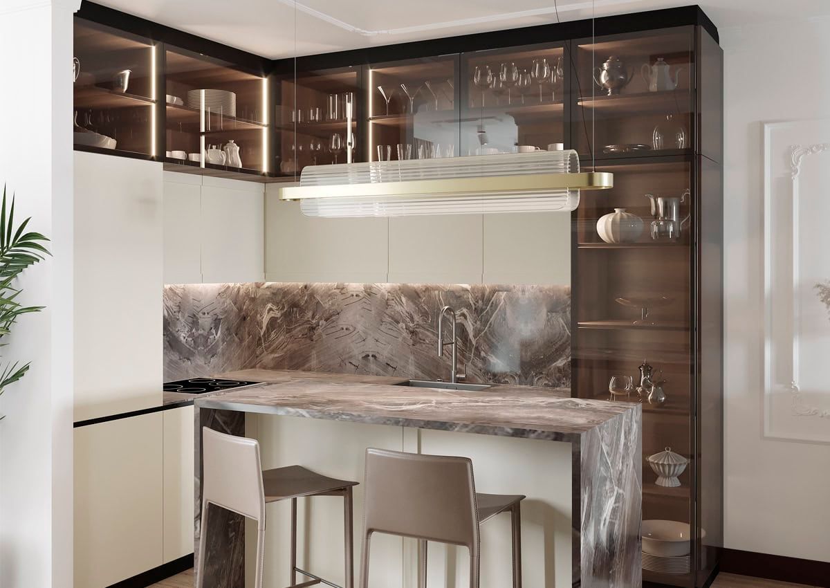 Cucina moderna con piano di lavoro in marmo, mobili in vetro e un lampadario unico.