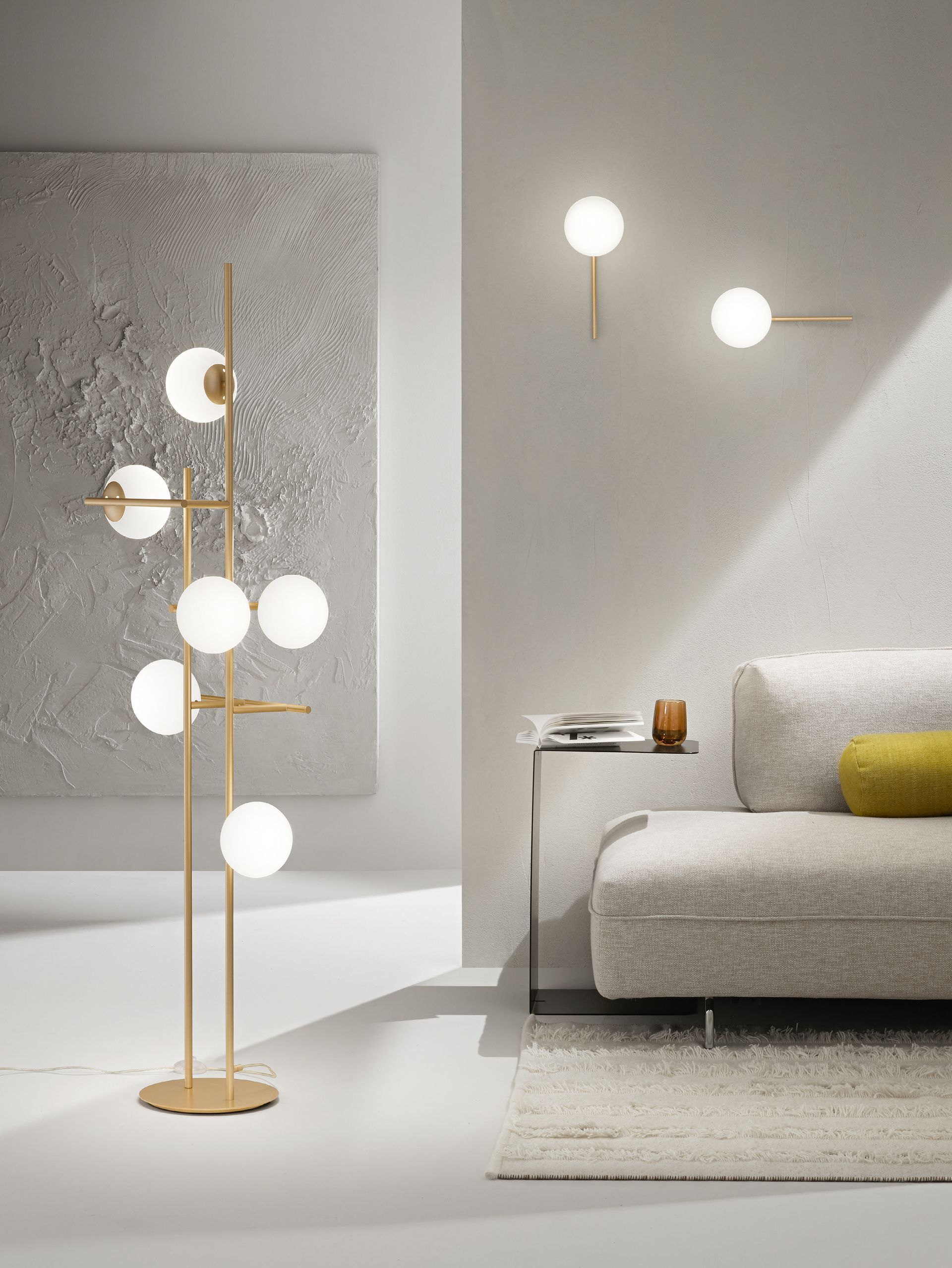 Lampada da terra dorata con luci a globo, applique da parete, soggiorno moderno.