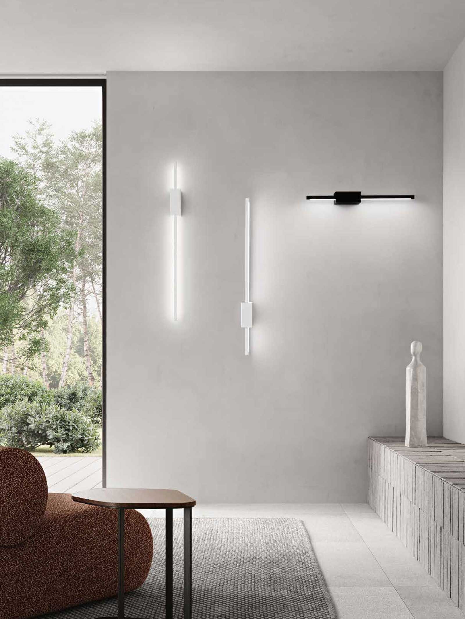 Parete minimalista con luci moderne, tavolino, poltrona e tappeto vicino a una finestra.