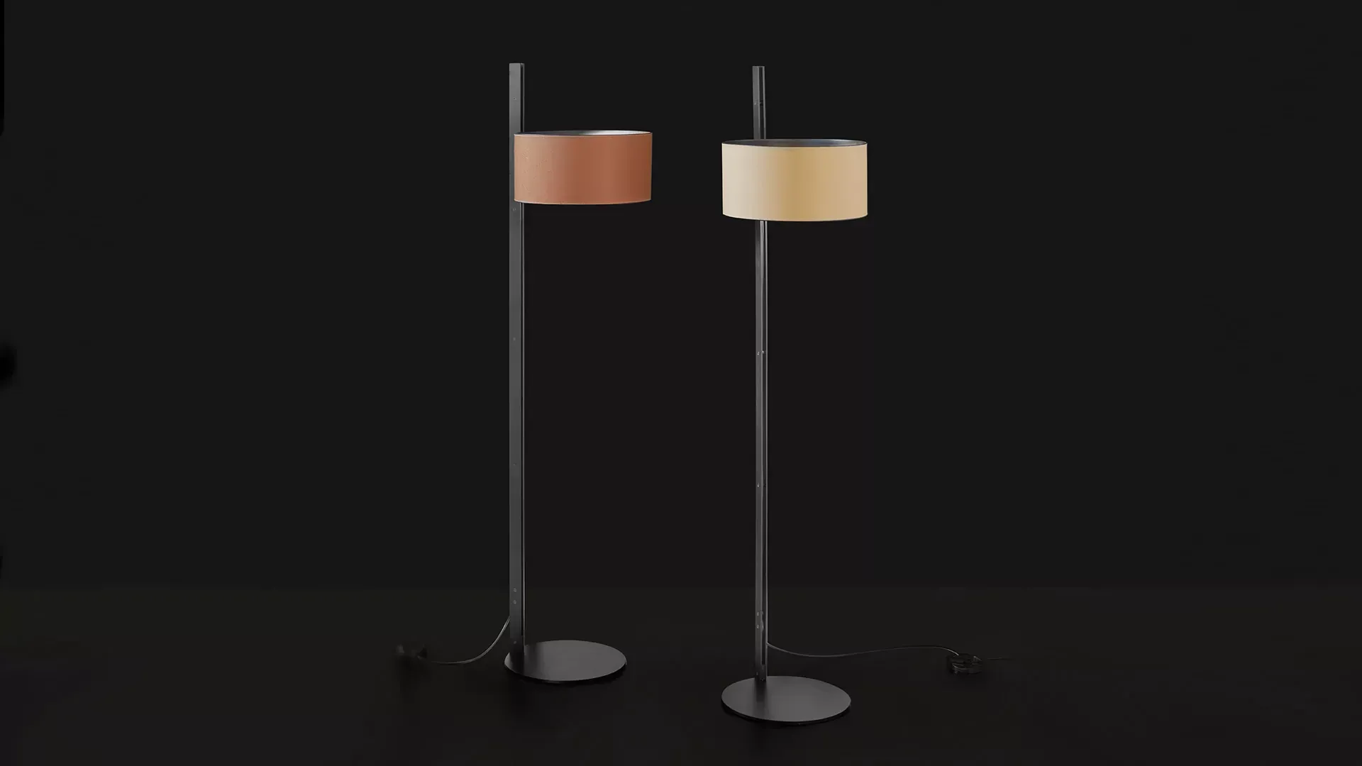 Due lampade da terra moderne: una con paralume color cuoio, l'altra color ruggine, su supporti e basi neri.