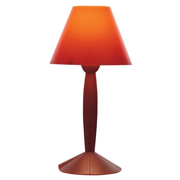 Lampada da tavolo con paralume arancione e base e stelo rosso scuro.