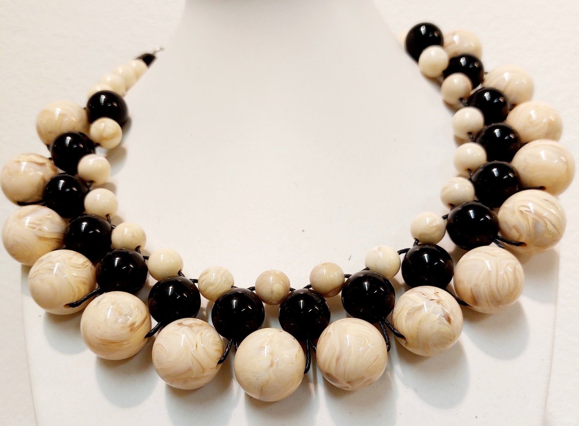 Una collana con perline bianche e nere