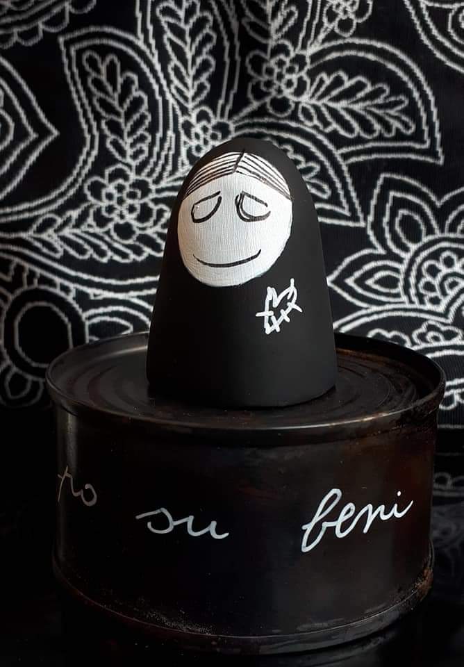 Un oggetto nero con la faccia bianca