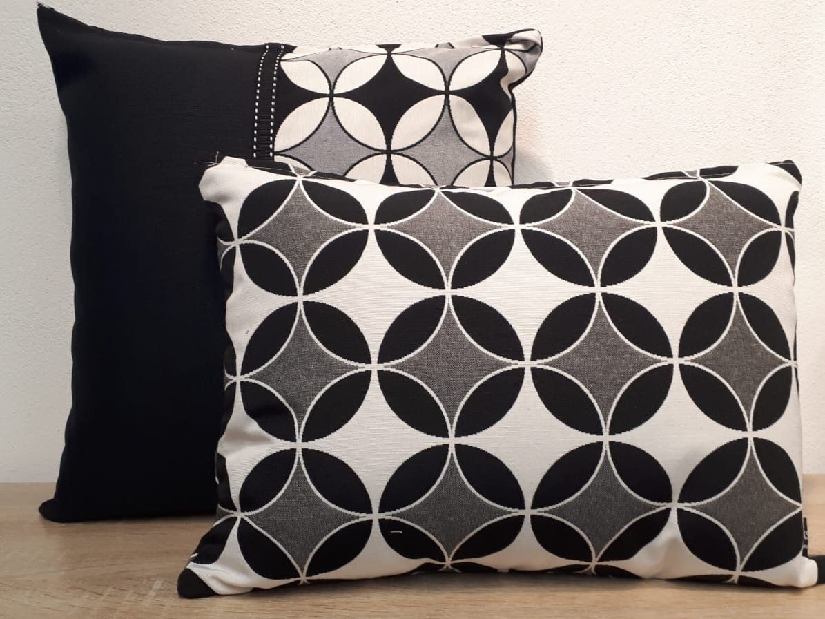 Tre cuscini bianchi e neri