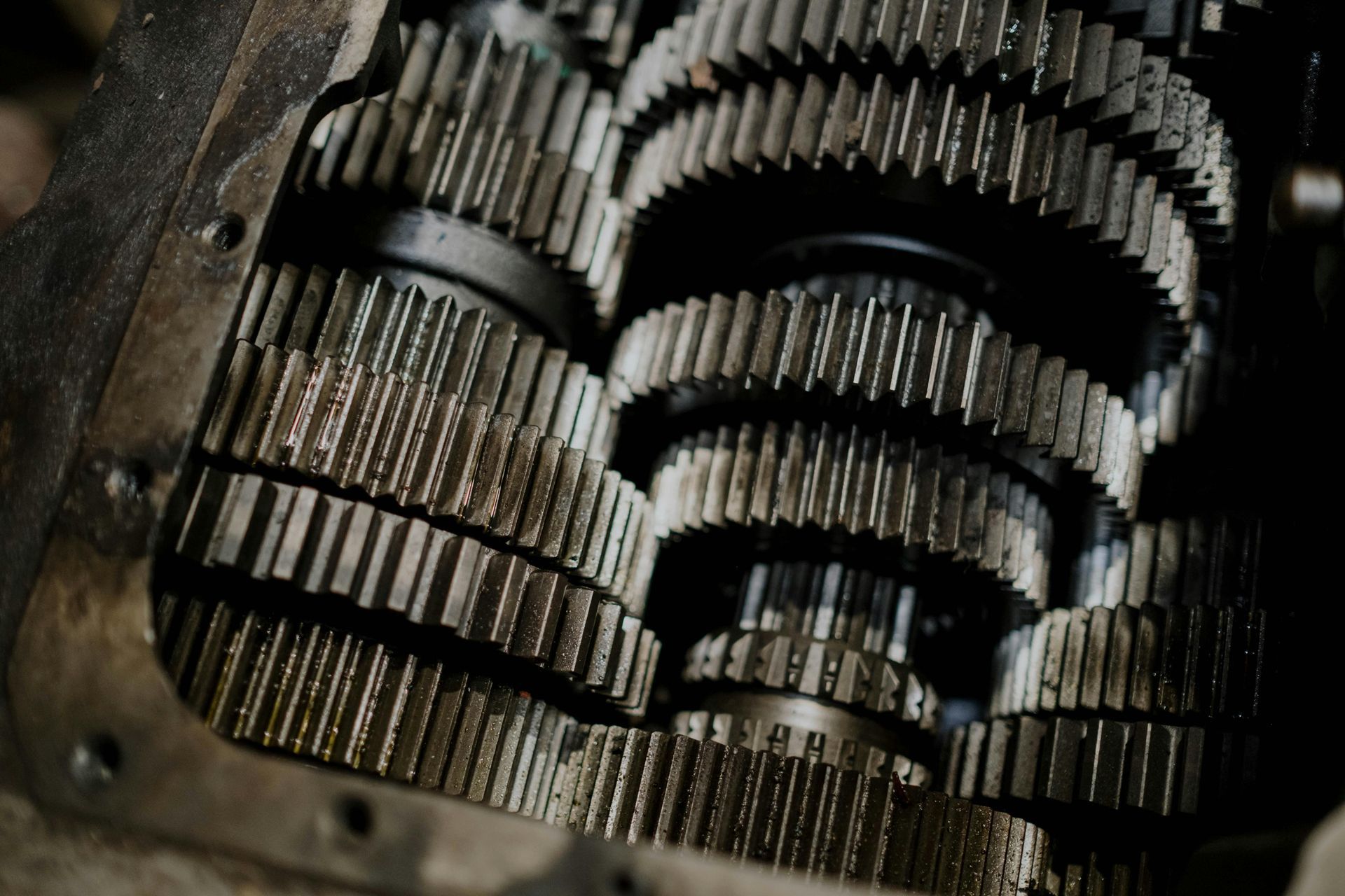 Close-up of gearbox gears inside a transmission.