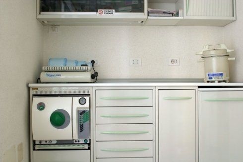 ripiano appoggio di uno studio dentistico