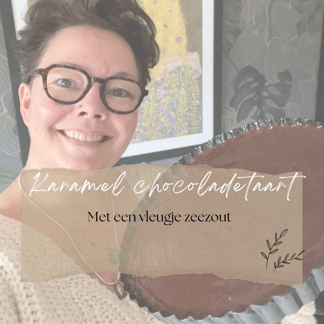 Een lachende vrouw met bril houdt een karamel zeezout chocoladetaart vast