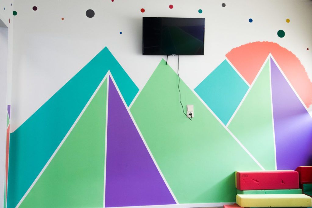 Eine bunte Wand mit darauf gemalten Bergen