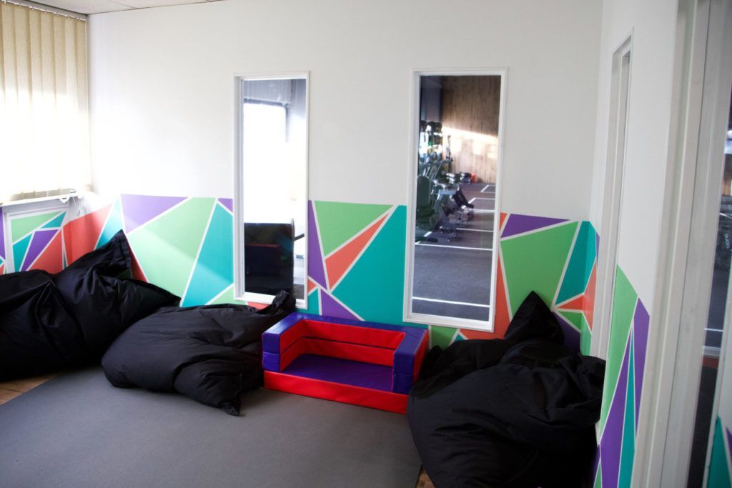 Ein Zimmer mit vielen Sitzsäcken und einer Couch