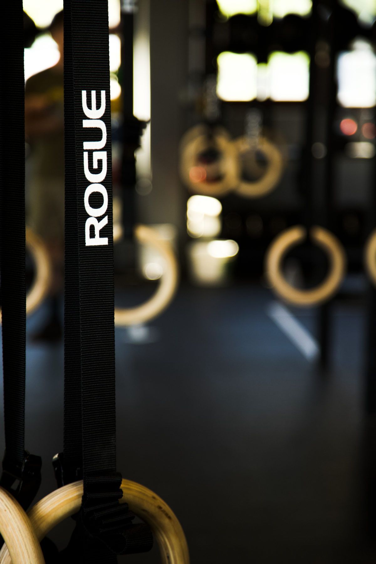 Eine Nahaufnahme eines Seils mit dem Wort „Rogue“ darauf in einem Fitnessstudio.