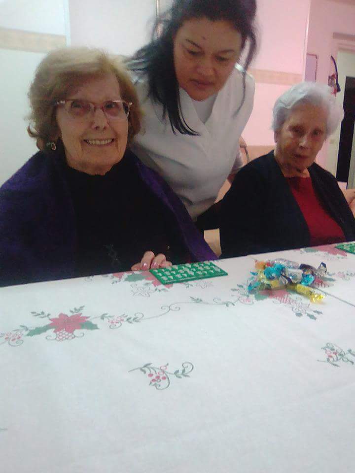 Ospiti di casa famiglia con operatrice in divisa