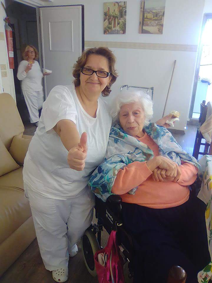 Operatrice di casa di riposo con donna anziana