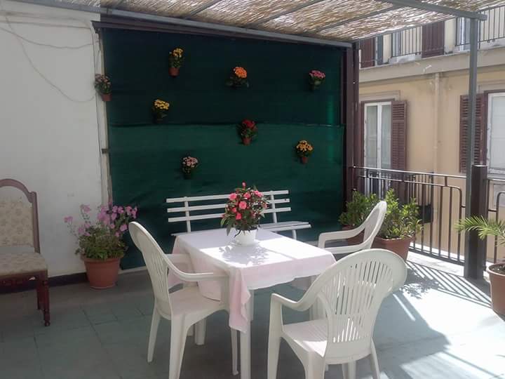 Locali esterni di casa di riposo con sedie e tavolino bianchi