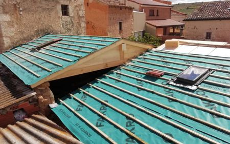 instalar tejados con panel sandwich para rehabilitar cubiertas en casas antiguas de Móstoles, en madrid