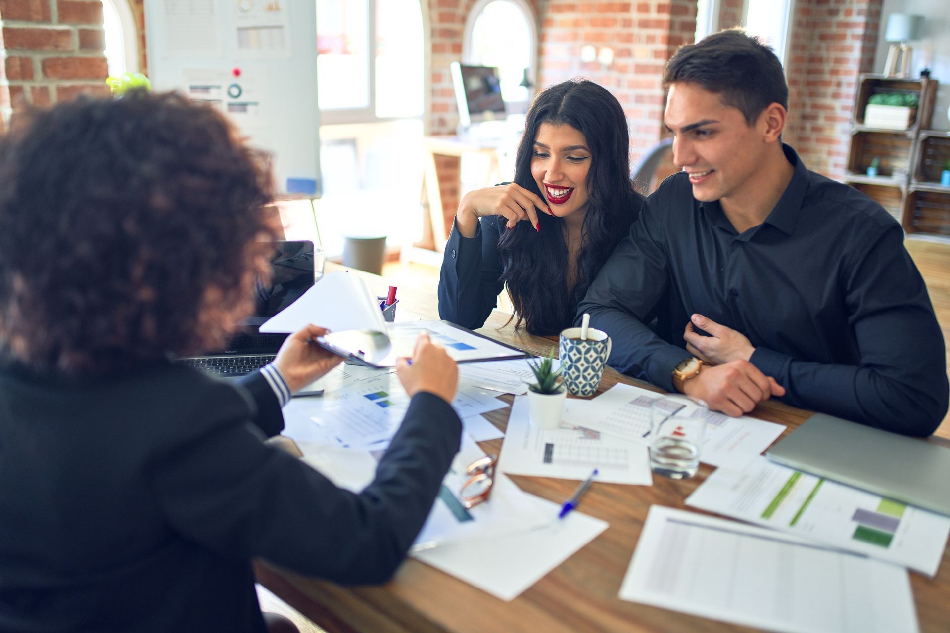 Home agent explaining mortgage period each month for the customer.