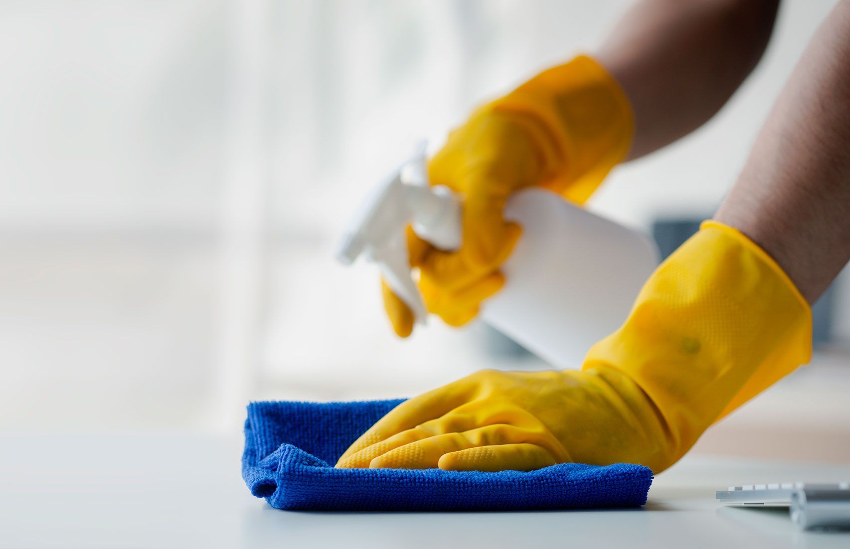 Van der Burg reinigings service schoonmaken kantoren en recreatiewoningen