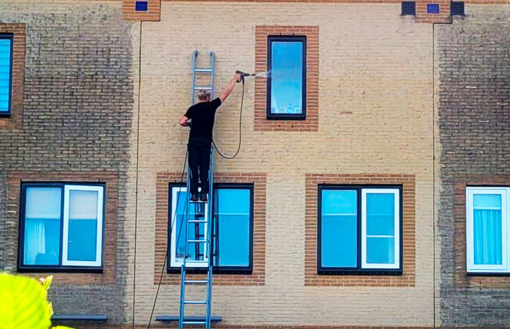 Van der Burg reinigings service gevelreiniging