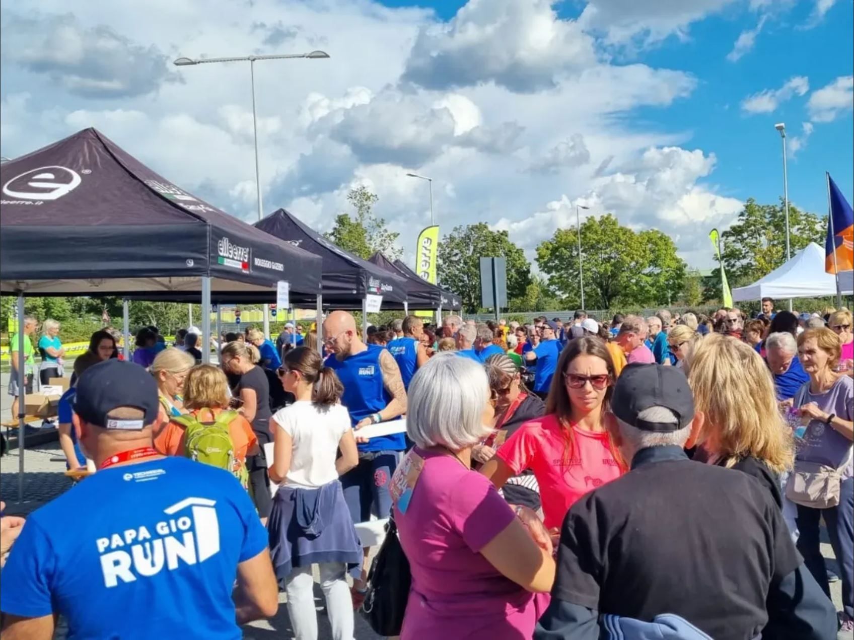 Foto del villaggio con gli stand