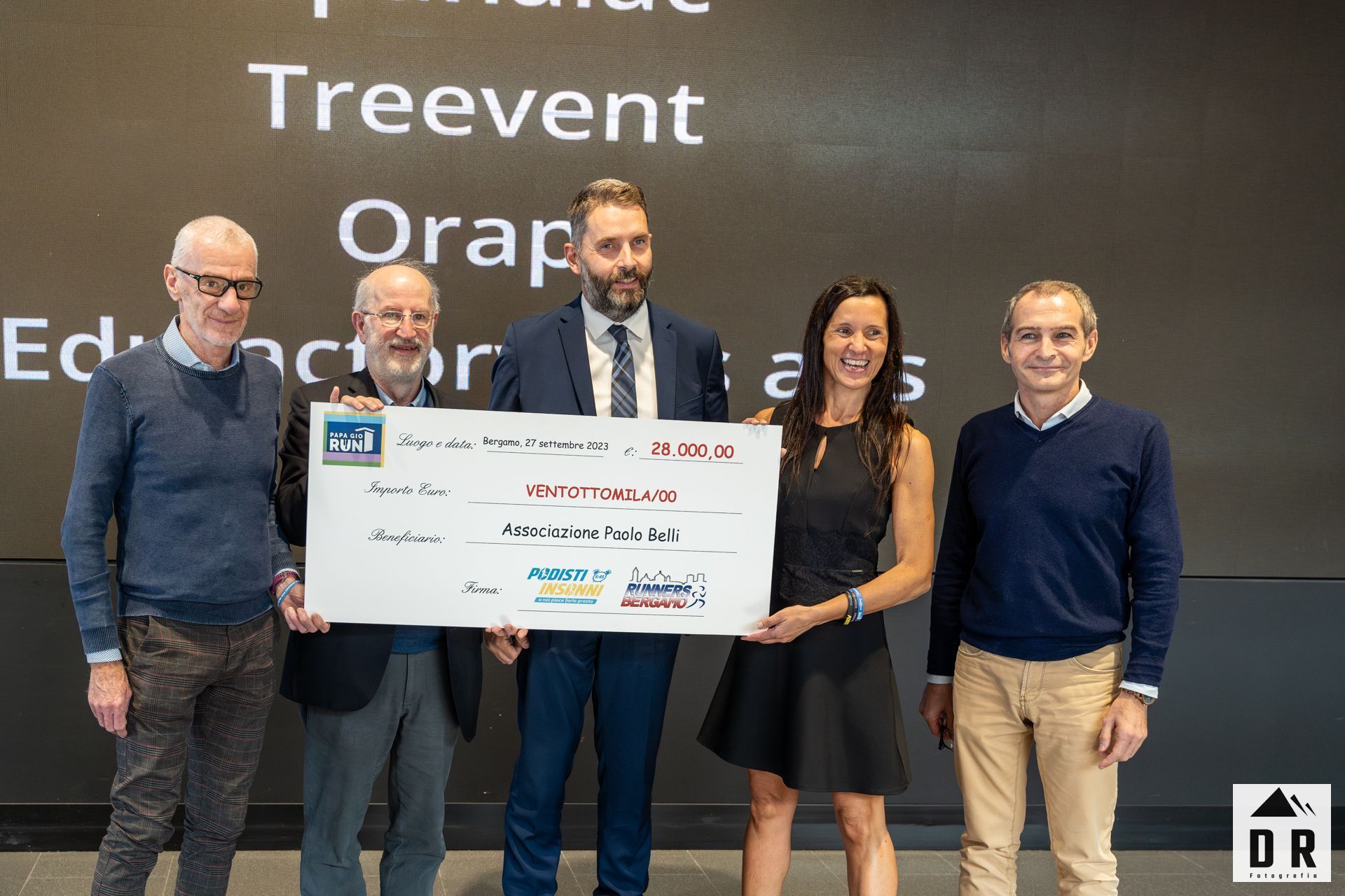Foto della consegna dell'assegno del 2023