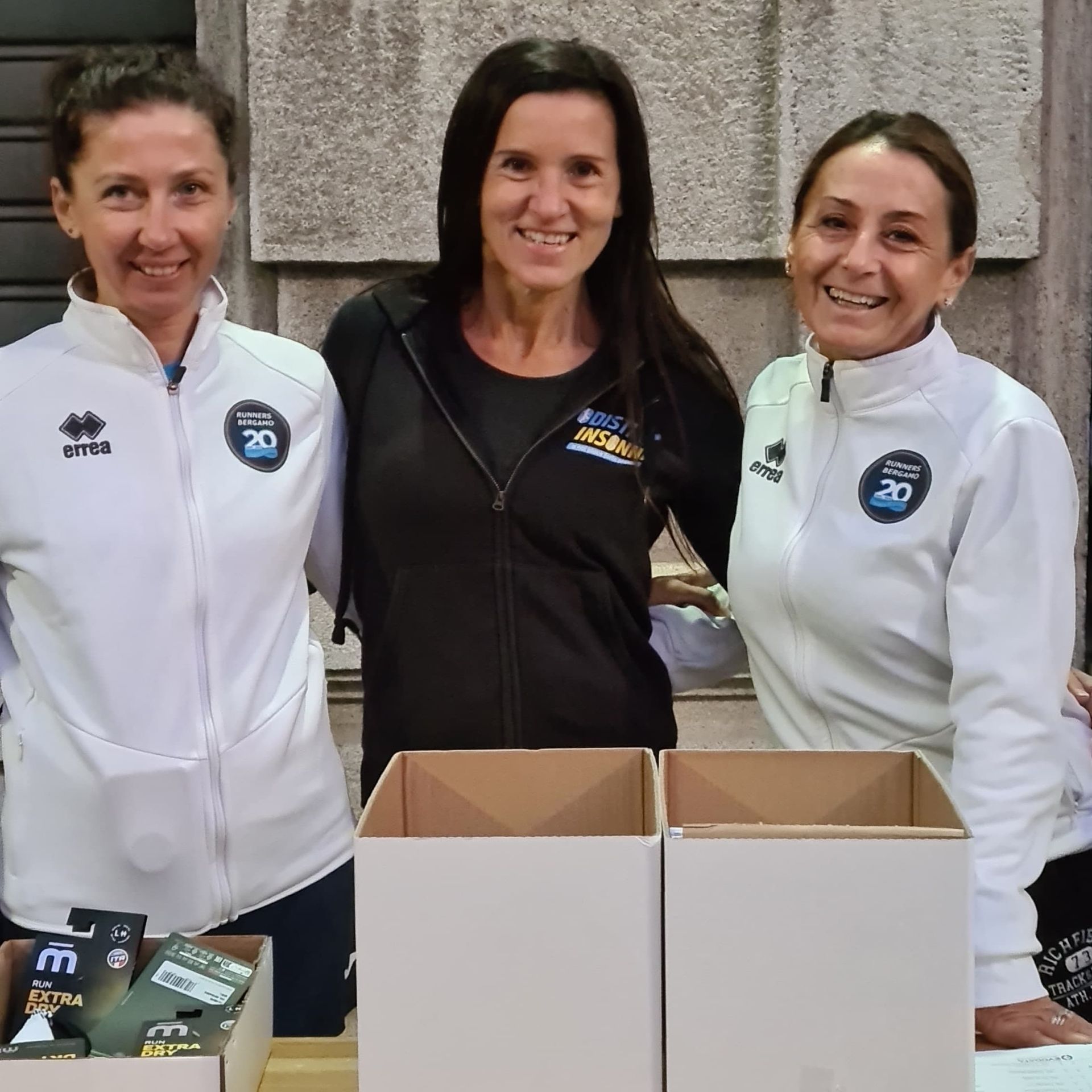 Foto di Margaret Longo e Barbara Rossi tra le volontarie