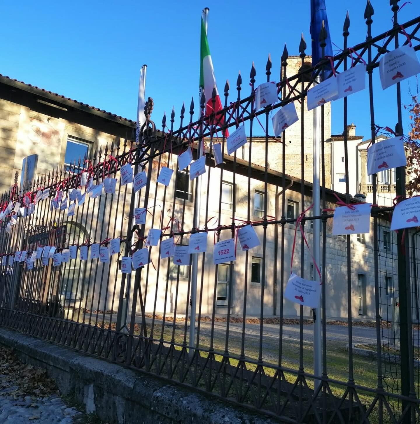 Foto Running Against Violence Against Edizione 2023 - i pettorali con i nomi delle vittime appesiWomen,