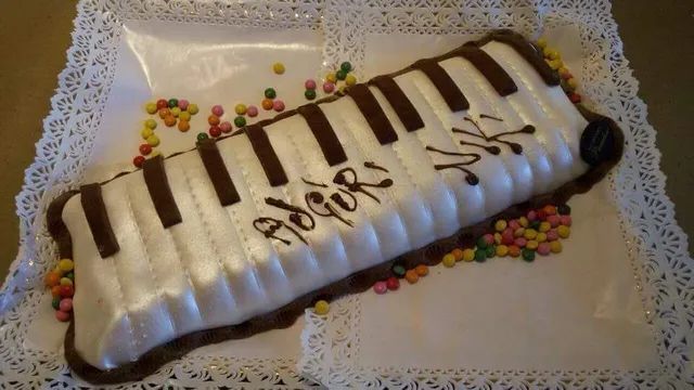 torta di compleanno a forma di pianoforte