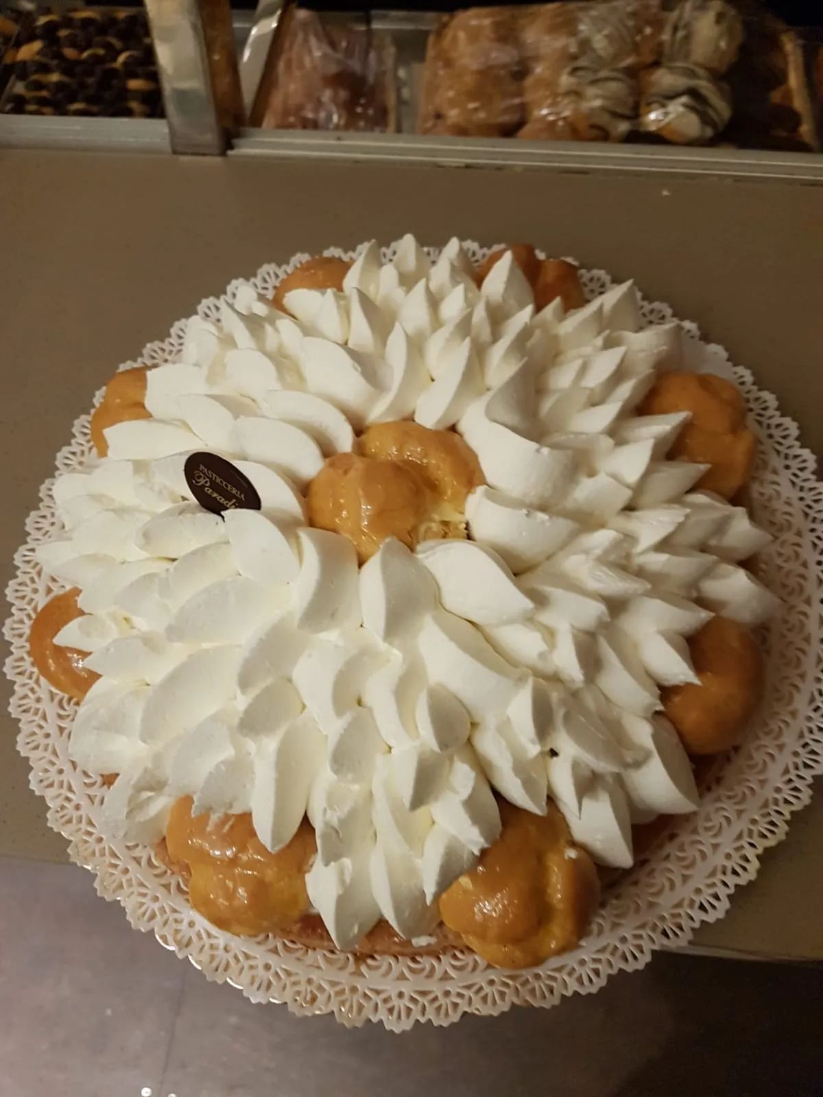 torta decorata con la panna