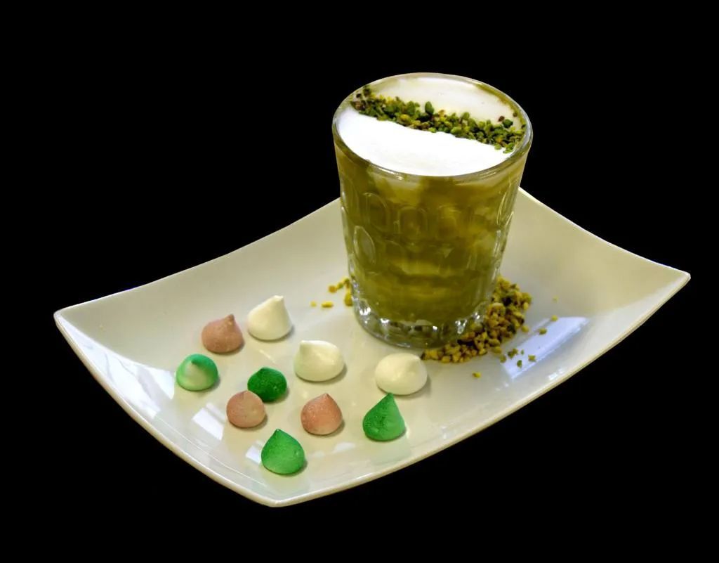 latte con granella di pistacchio