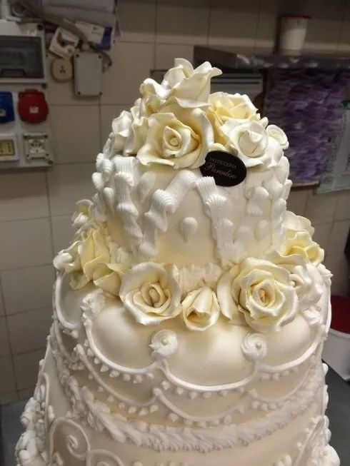 torta nuziale con decorazioni floreali