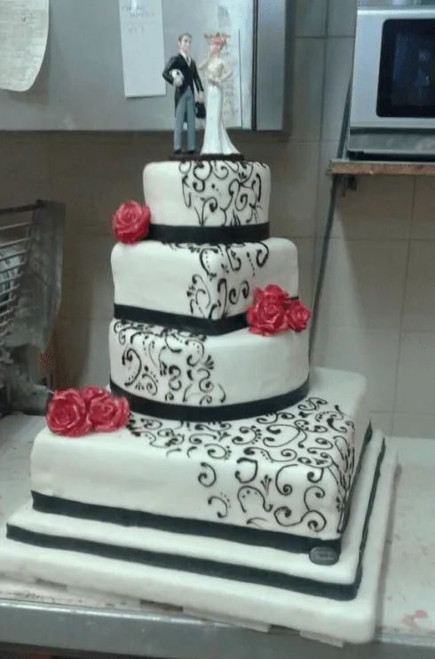 torta nuziale con copertura in pasta di zucchero