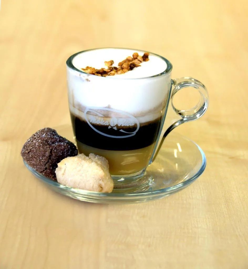 caffè espresso con granella di nocciola e pasticcini