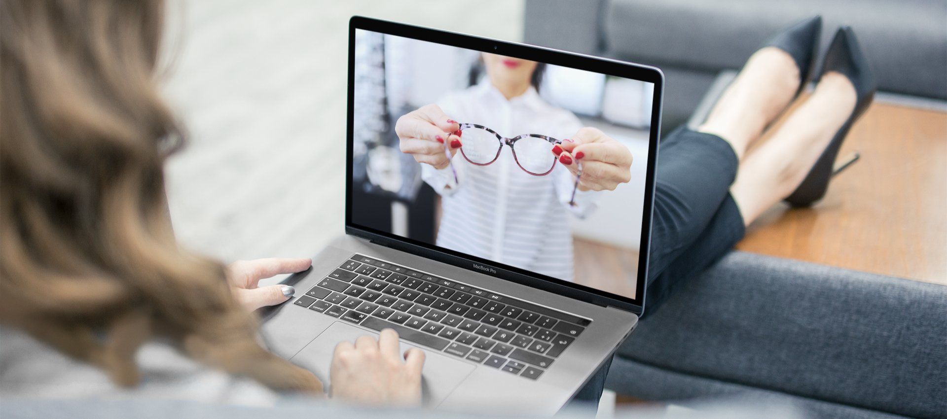 Woman receiving a virtual styling on her laptop