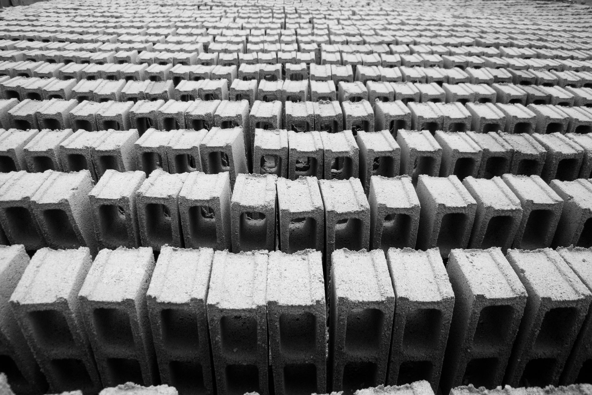 Una foto in bianco e nero di una fila di blocchi di cemento